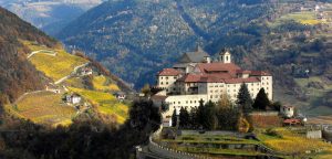 Kloster Säben im Herbst in Südtirol