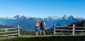 Wandern auf der Villanderer Alm im Sommer in Südtirol